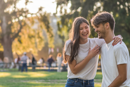 amis-riant-parc-ensoleille-arbres