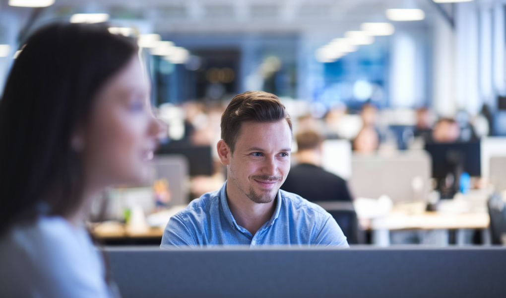 homme-souriant-bureau-moderne-silhouette