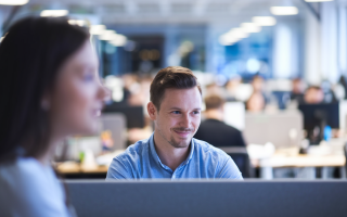 homme-souriant-bureau-moderne-silhouette