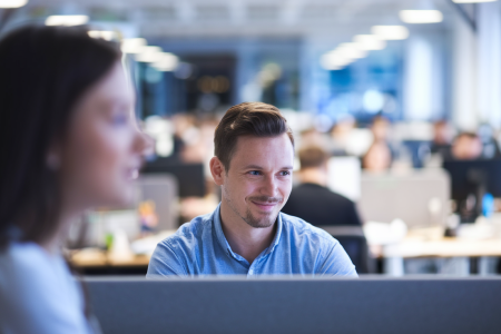 homme-souriant-bureau-moderne-silhouette