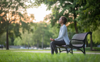 personne-meditation-parc-arbres-serenite