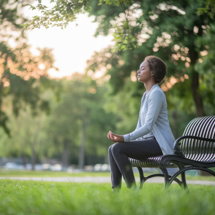 personne-meditation-parc-arbres-serenite