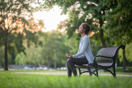 personne-meditation-parc-arbres-serenite