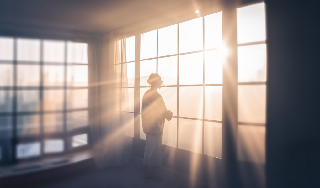 personne-fenetre-lumiere-matinale