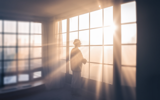 personne-fenetre-lumiere-matinale