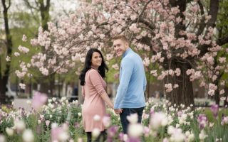 couple-souriant-parc-fleuri-printemps