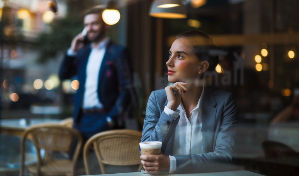 femme-cafe-fenetre-ambiance-urbaine