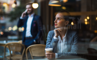 femme-cafe-fenetre-ambiance-urbaine
