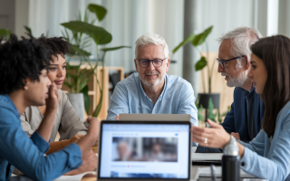 groupe-personnes-table-ordinateur-salle-moderne
