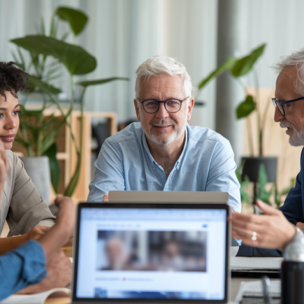 groupe-personnes-table-ordinateur-salle-moderne