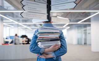 personne-documents-panneau-bureau-contemplation