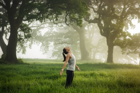 foret-verdoyante-personne-tenue-sport