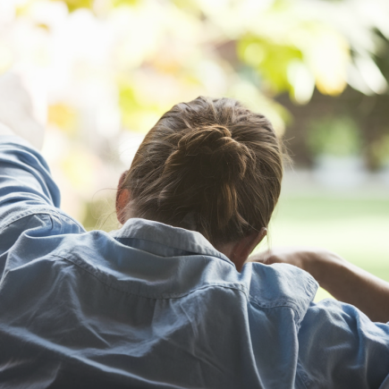 personne-dos-fenetre-jardin-ensoleille