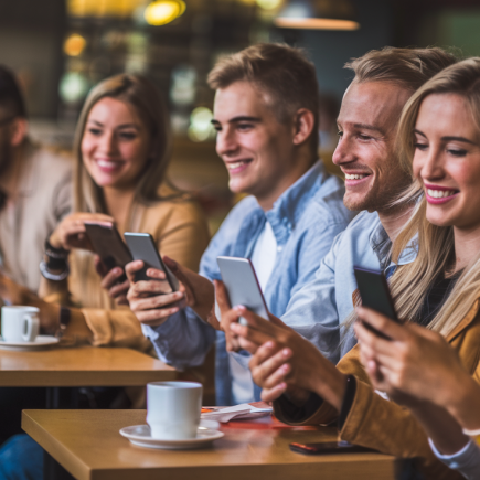 jeunes-adultes-cafe-smartphones-ambiance