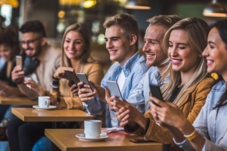 jeunes-adultes-cafe-smartphones-ambiance