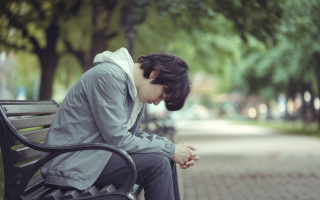 personne-dos-banc-parc-arbres