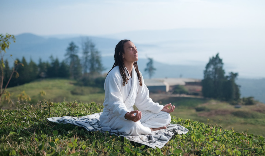 personne-meditation-colline-ciel-degage