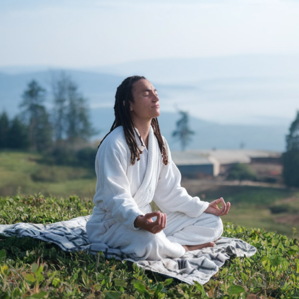 personne-meditation-colline-ciel-degage