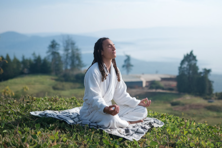 personne-meditation-colline-ciel-degage
