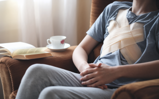 personne-fauteuil-bandage-tasse-livre