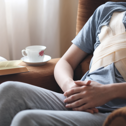 personne-fauteuil-bandage-tasse-livre