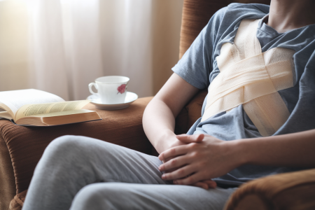 personne-fauteuil-bandage-tasse-livre