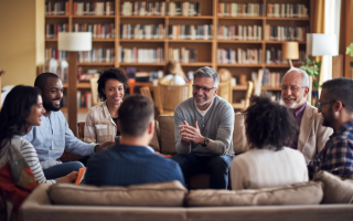 groupe-personnes-salon-bibliotheque-lumiere