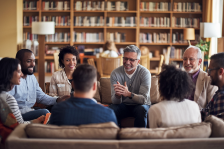 groupe-personnes-salon-bibliotheque-lumiere