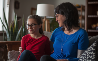 mere-fille-salon-chaleureux-lumiere