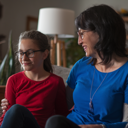 mere-fille-salon-chaleureux-lumiere