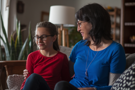 mere-fille-salon-chaleureux-lumiere