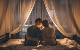 couple-lit-lumieres-tamisees-fenetre