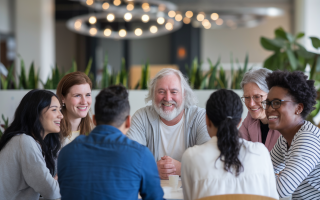 groupe-personnes-table-espace-moderne