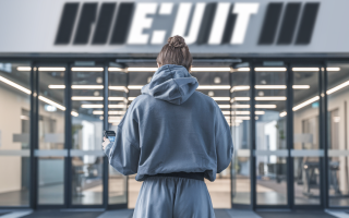 personne-tenue-decontractee-salle-sport