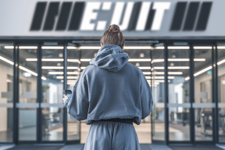 personne-tenue-decontractee-salle-sport