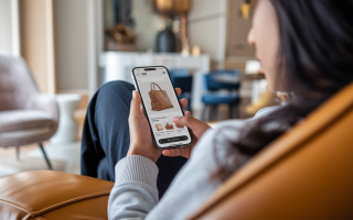 personne-canape-smartphone-application-shopping