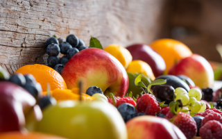 fruits-bio-colorés-fond-bois