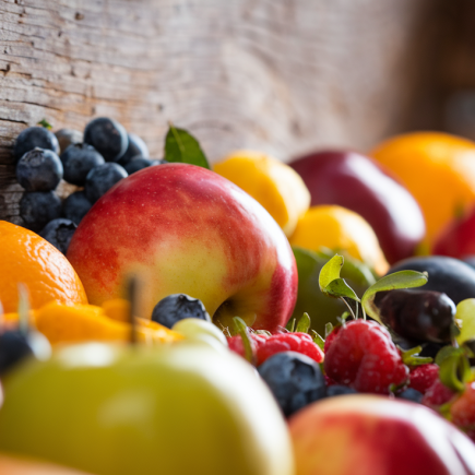 fruits-bio-colorés-fond-bois