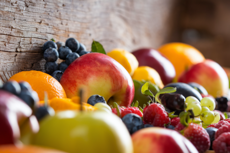 fruits-bio-colorés-fond-bois